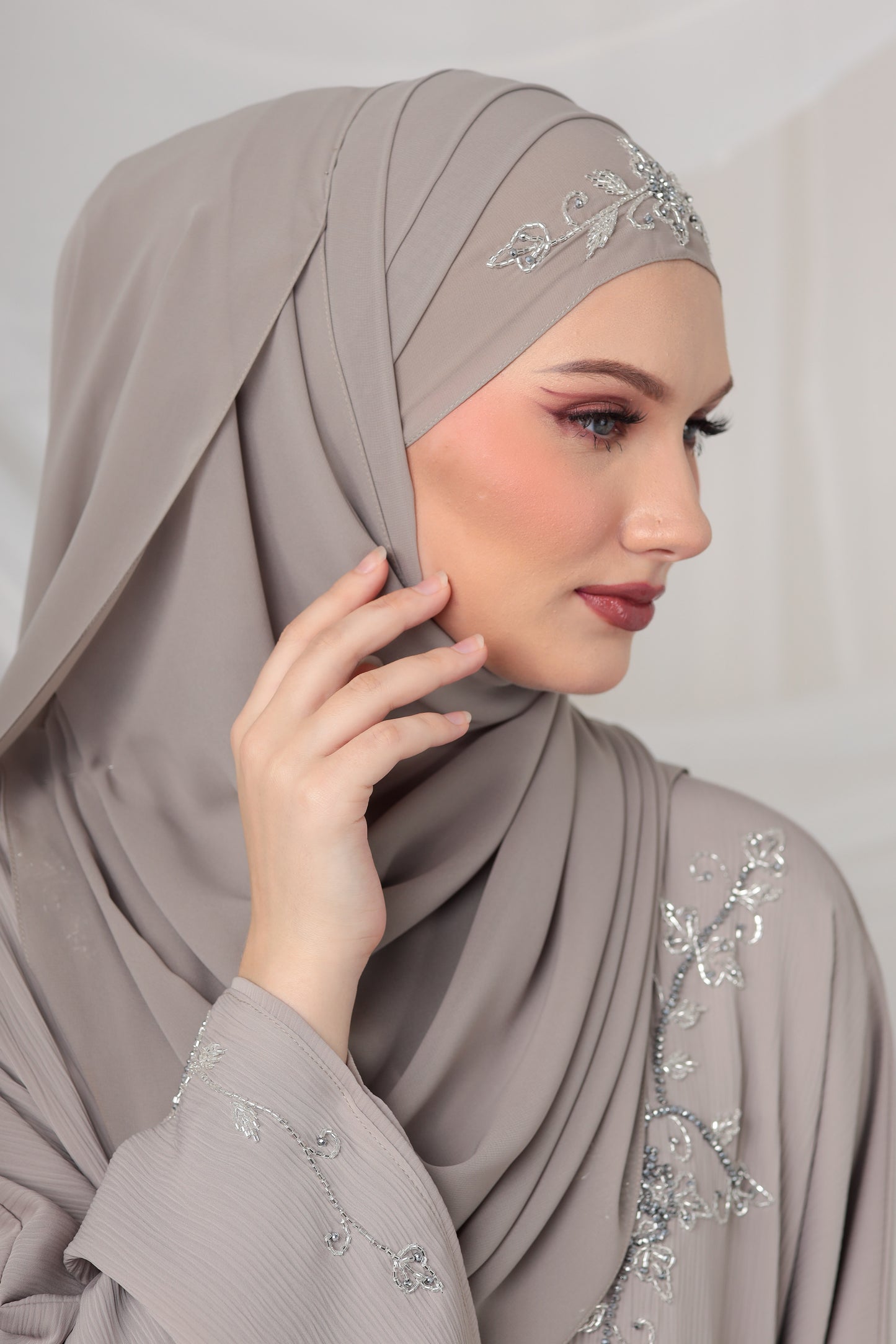 MAHAR ABAYA NUDE