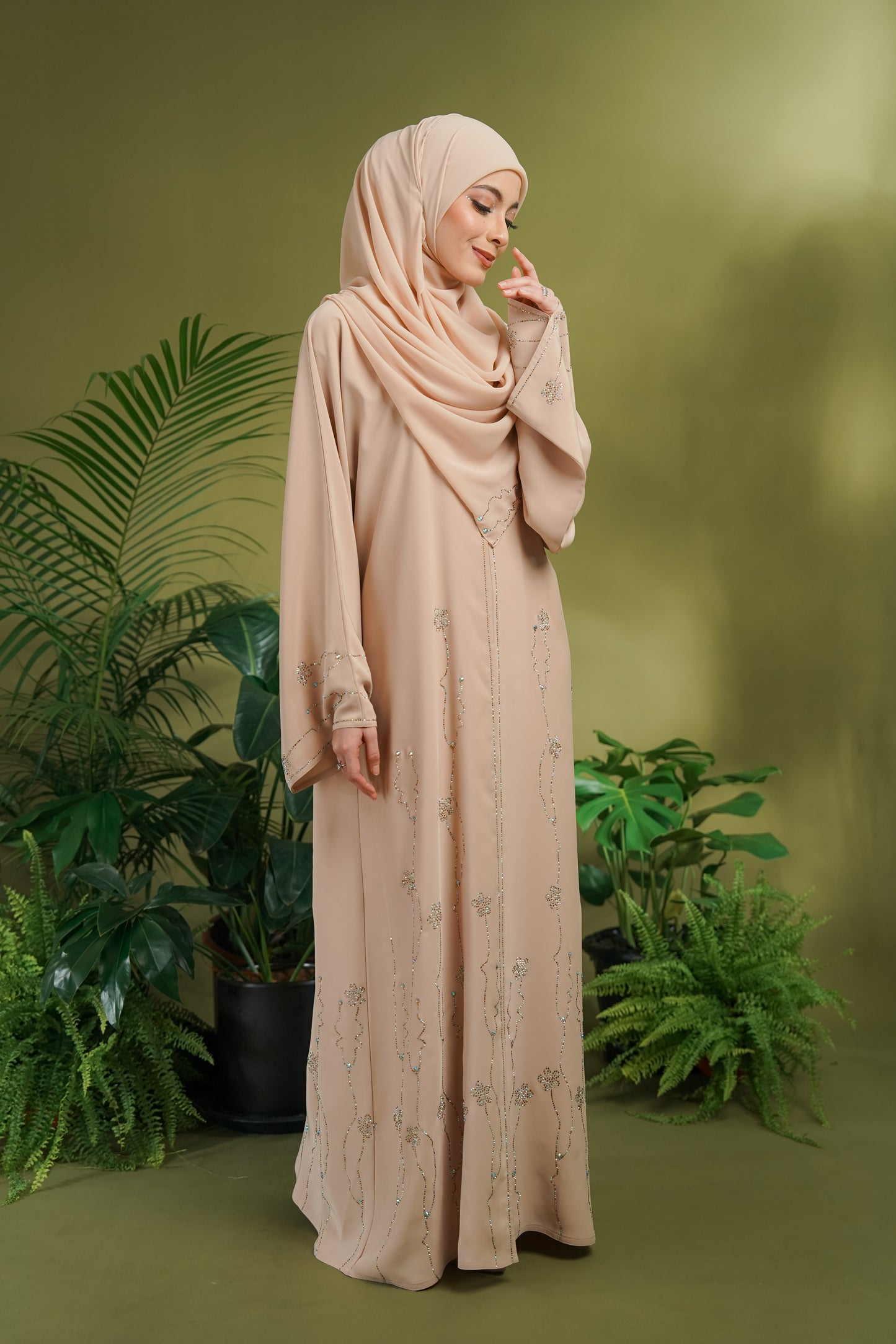 YASMEEN ABAYA NUDE