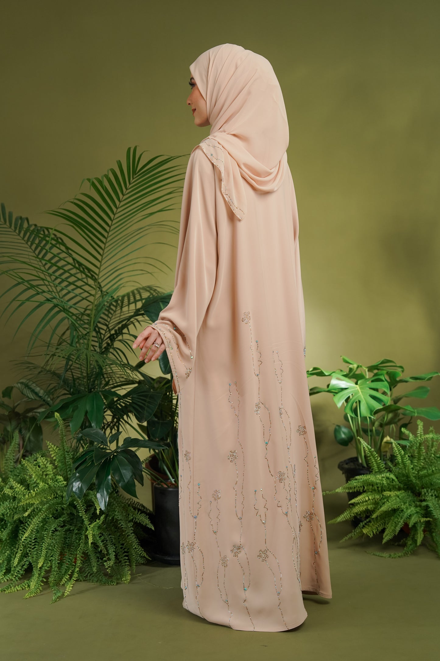 YASMEEN ABAYA NUDE