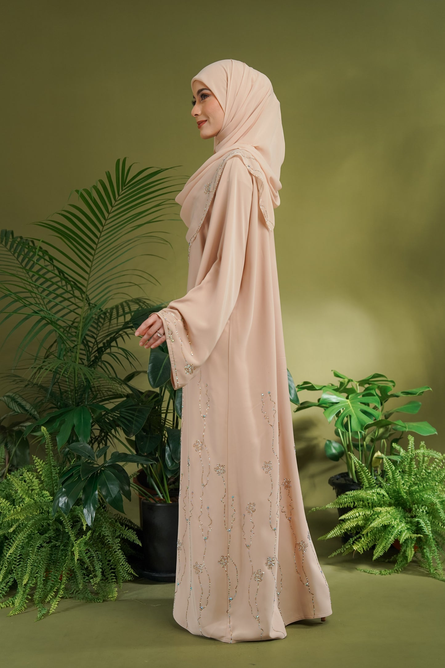YASMEEN ABAYA NUDE